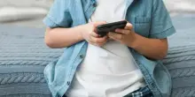 La mamma ha un malore, il figlio di 6 anni la "salva": prende lo smartphone e invia la posizione agli zii