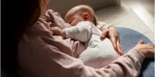 «Ho scoperto di avere un tumore al seno grazie a mia figlia. Tanta fatica durante l'allattamento, poi la diagnosi terribile»