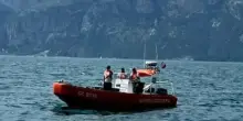 Si tuffa nel lago e annega, Eleonora Franceschini muore a 48 anni: il corpo recuperato da tre ragazzi, i tentativi inutili di salvarle la vita