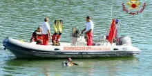 Scivola in acqua mentre è a pesca con gli amici: ragazzo di 20 anni muore sotto i loro occhi