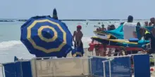 Muore sulla spiaggia colpita da un malore fulminante: la donna si è accasciata e ha perso i sensi, inutili i soccorsi a Grottammare
