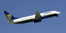 Turbolenza sul volo Ryanair con 180 passeggeri a bordo, due assistenti di volo feriti: uno è stato sbalzato contro il soffitto
