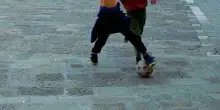 Giocano a calcio tra le calli a Murano, 14 genitori in caserma per ritirare le multe prese dai loro figli: «Hanno innervosito i residenti»