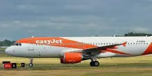 Aereo sbaglia pista di atterraggio e sfiora l'Airbus EasyJet in decollo: disastro evitato per tre metri