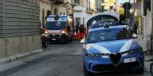 Lecce, 35enne nudo in centro in «stato di alterazione»: arriva la Polizia, poi muore per un malore davanti ai passanti