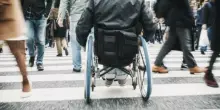 Porta a cena un disabile, poi lo aggredisce e gli ruba 350 euro: «Lo ha preso a schiaffi per prendersi il portafogli»