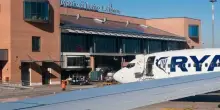 Arrivano in ritardo in aeroporto, sfondano la porta e rincorrono l'aereo in pista: maxi multa per due turiste