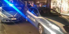 Napoli, una bomba esplosa e un accoltellato: notte di tensione in centro