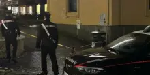 Quindicenne accoltellato all'addome durante una lite tra coetanei, fugge verso casa e crolla per terra in cortile: ferito anche un altro ragazzo