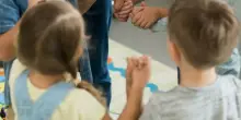 Bimbi dell'asilo strattonati, colpiti con gli zaini, legati in lacrime ai passeggini: indagate due maestre