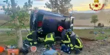 Ragazza incinta di 25 anni muore in un incidente: l'auto contro il muretto, poi si ribalta. Feriti i due passeggeri