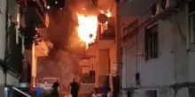 Incendio a Pozzuoli, abitazione in fiamme e gente in strada: evacuate 4 palazzine