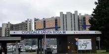 Arriva in ospedale con una grave emorragia, sviene in pronto soccorso e muore a 36 anni