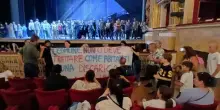 Napoli, famiglie sotto sgombero del Motel Agip occupano il San Carlo durante le prove