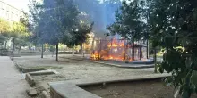 Incendio a Napoli, fiamme in Corso Vittorio Emanuele: a fuoco le giostrine di piazza Mercadante