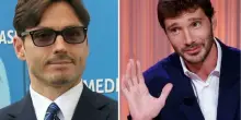 Stefano De Martino, la gag per Pier Silvio Berlusconi e Gerry Scotti: «Ad Affari Tuoi solo fortuna. Sapete fare le divisioni? Via!»