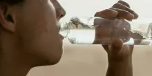Acqua del rubinetto o dalle bottiglie di plastica? Lo studio che cancella tutti i dubbi: «Può essere rischioso per la salute, ecco cosa è meglio»