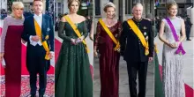 Incoronazione del Lussemburgo, le pagelle dei look: la presidente Metsola sbaglia abito (4), principesse Amalia scollo audace (9), Macron e Brigitte eleganti ma non troppo (7)