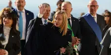 La premier Giorgia Meloni arriva ad Assisi con un ramoscello d'ulivo in mano