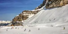 Skipass con numero chiuso a Madonna di Campiglio: «Fino a 14 mila sciatori al giorno». I giorni con prenotazione obbligatoria e i prezzi