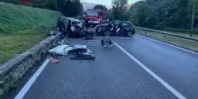 Incidente a Bergamo, auto prende fuoco dopo un frontale: due morti, grave un ragazzo