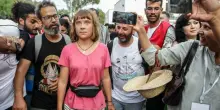 Attivista della Flotilla morde una guardia, arrestata. Le denunce: «Picchiati e trattati come scimmie». Ma Israele smentisce