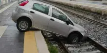 Anziano perde il controllo dell'auto e finisce con la Fiat Punto sui binari del treno, strage sfiorata in stazione FOTO