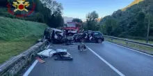 Incidente in val Seriana, il 19enne ferito grave in ospedale: è indagato per omicidio stradale. Chi erano le vittime nell'auto in fiamme
