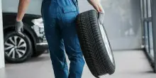 Cambio gomme dell'auto, quando installare gli pneumatici invernali: date e scadenze, maxi multe per chi non le rispetta