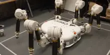 Spazio, il robot-ragno che stampa case in 3D e prepara la costruzione di basi lunari