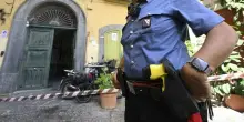 Colpito con il taser dalla polizia, 35enne si accascia e muore durante il viaggio in ambulanza