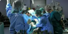 Ha dolori al petto e pensa a un infarto, all'ospedale scoprono un tappo nell'esofago: l'intervento d'urgenza per salvargli la vita