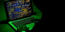 Quindicenne cerca di reclutare adepti sul web mentre progetta violenze in nome della jihad, arrestato: lo scenario inquietante