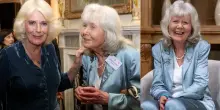 Jilly Cooper muore dopo una caduta, la regina dei romanzi rosa aveva 88 anni: «Uno shock totale». Il legame con Camilla (Parker Bowles)