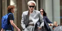 Il Diavolo veste Prada 2, il lato oscuro delle comparse: dress code non appariscente, clausola del silenzio e una controfigura per Meryl Streep