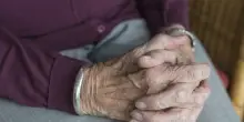 Finti nonni rapinatori, armati di taglierini e pronti a incendiare le auto: arrestati
