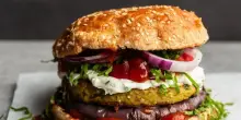 Parlamento europeo, stop a«veggie burger» o «hamburger di soia»: approvato l'emendamento del Ppe. Cosa cambia e quando entra in vigore