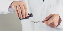 Undici bambini morti dopo aver ingerito lo sciroppo per la tosse: il farmaco contaminato da un solvente industriale