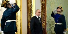 Russia, è crisi economica: licenziamenti nelle grandi aziende, lavoratori in congedo o ferie forzate. Putin mai così in difficoltà