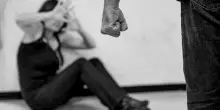 Colpisce la compagna con una stampella, poi l'accoltella più volte e le frattura un braccio: arrestato uomo di 41 anni