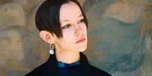 Caterina Barbieri dalla consolle alla Biennale Musica: «Cortei di barchini ed epifanie sonore su isole segrete, pioniere dell'elettronica e dj set, il mio festival cosmico»