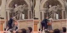 Si abbassa i pantaloni e urina su un altare della basilica di San Pietro, il gesto osceno di fronte a decine di fedeli e turisti