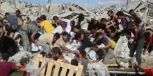 L'assalto dei palestinesi ai camion degli aiuti: in centinaia aggrappati alle fiancate per cibo, medicine e acqua