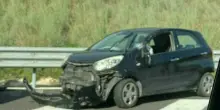 Dopo l'incidente in autostrada lascia l'auto e si getta dal viadotto: morto ingegnere di 35 anni. Mistero sul gesto