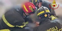 Bimba resta incastrata con la testa nel tavolino, la mamma lancia l'allarme: la piccola salvata dai vigili del fuoco
