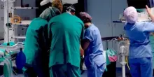 Le trovano una garza nell'addome dopo il parto cesareo, il giudice assolve 10 medici e 2 infermieri: «Forse dimenticata da altri»
