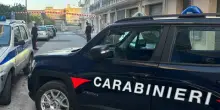 Trentaduenne accoltellata più volte dall'ex, è in fin di vita: «L'ha aspettata fuori dal posto di lavoro». La fuga e l'arresto