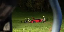Esce di strada con la Porsche, precipita nel burrone e perde i sensi: l'auto fa scattare l'allarme automatico e arrivano i soccorsi