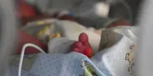 Neonata muore dopo il parto in casa, la mamma: «In ospedale non sarebbe cambiato nulla. Virginia aveva un problema congenito»