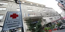 Napoli, 15enne accoltellato all'uscita di scuola: ricoverato in ospedale. L'aggressione in centro